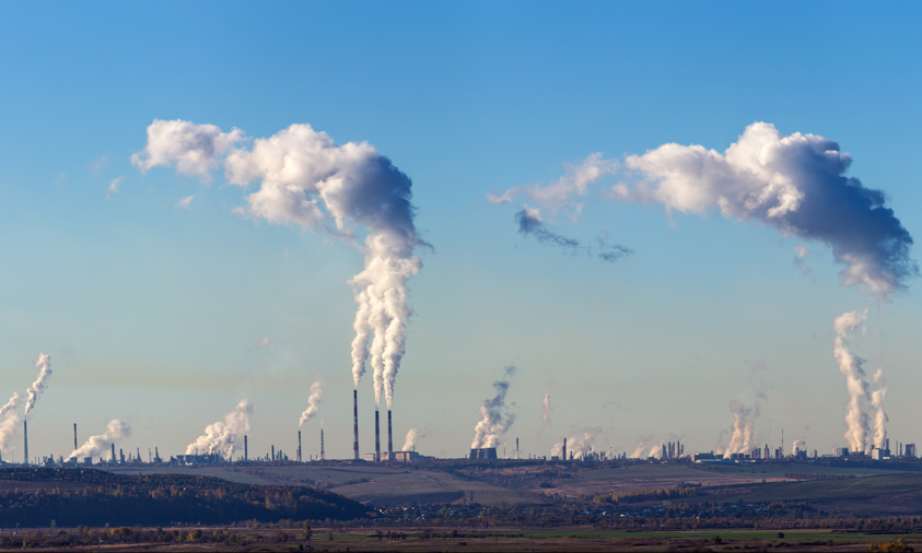 Planta industrial con chimeneas